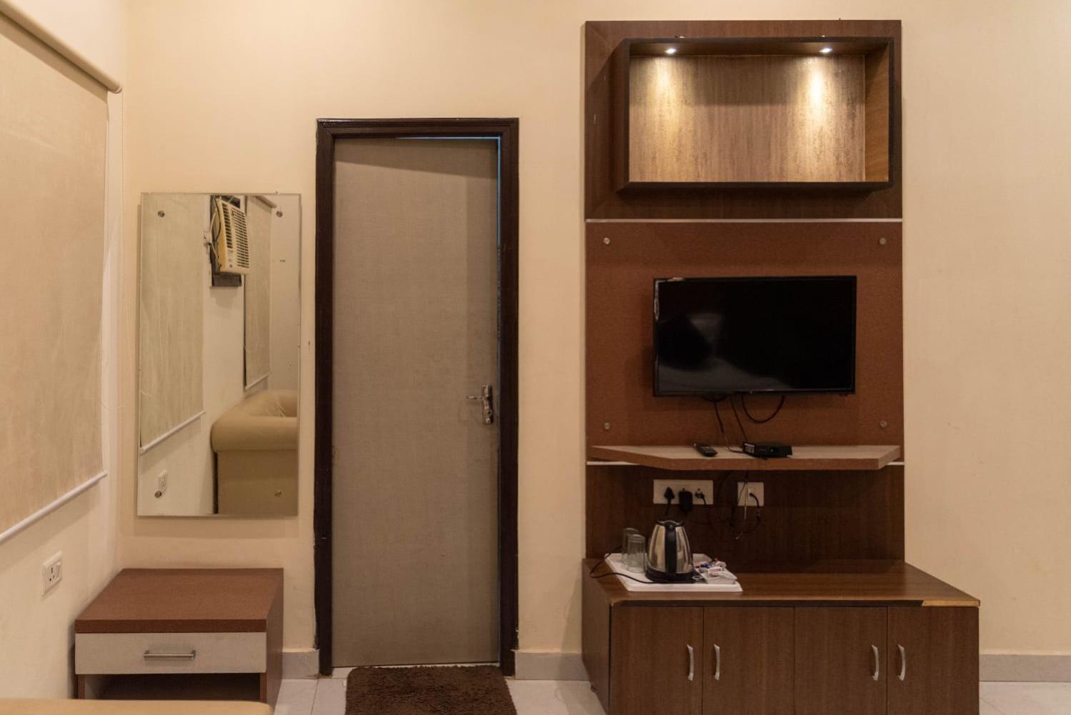 Maple Delite Hotel Lucknow Exterior foto