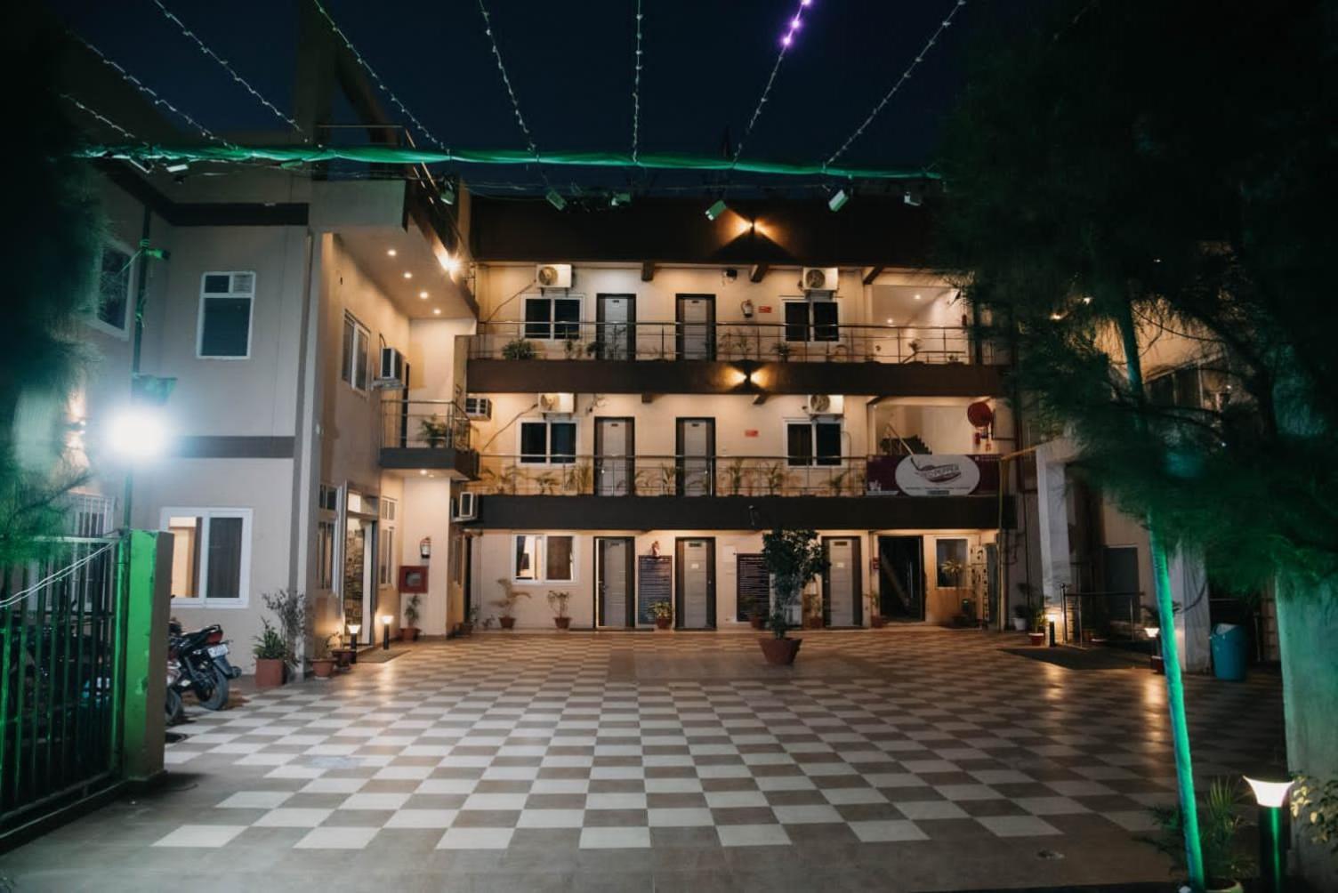 Maple Delite Hotel Lucknow Exterior foto